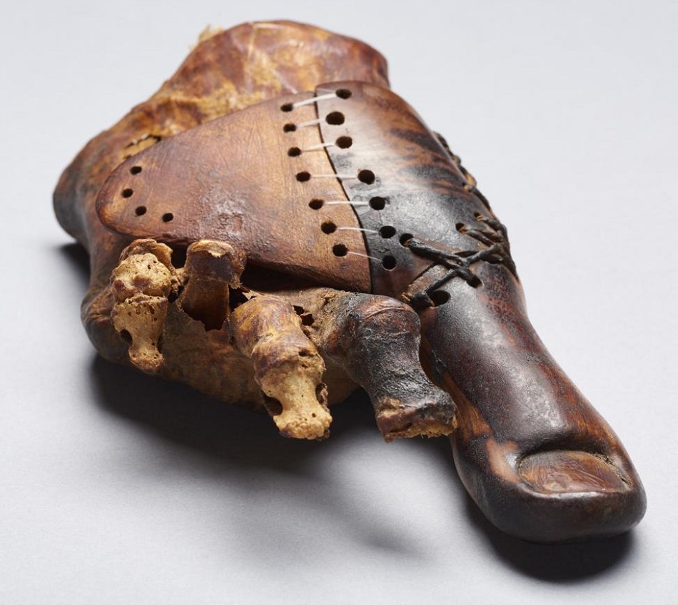 Dřevěná protéza palce nohy vyrobená pro dceru kněze před 3.000 lety (University of Basel, LHTT. Image: Matja Kačičnik).