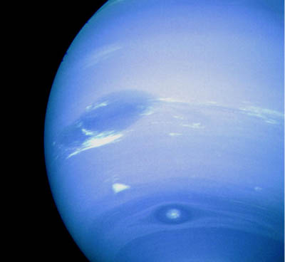 planeta Neptun - tmavší skvrny jsou anticyklony (foto NASA)