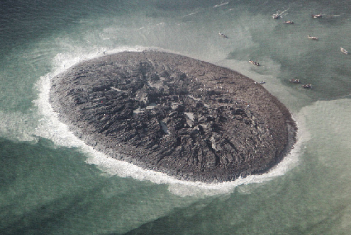 Obrovská hrouda bahna se při zemětřesení vynořila  z vod, foto NASA