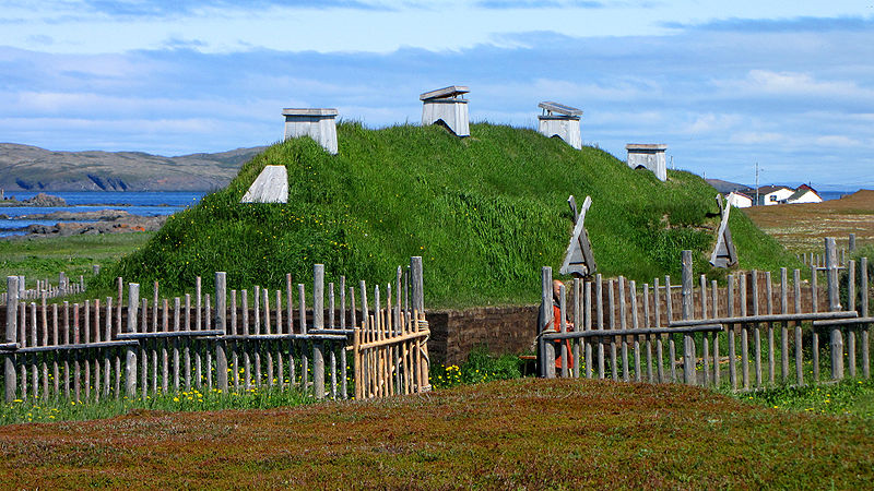 Podle archeologických výzkumů nově postavený vikinský dům v L'Anse aux Meadows (foto D. Gordon E. Robertson via Wikimedia Commons).