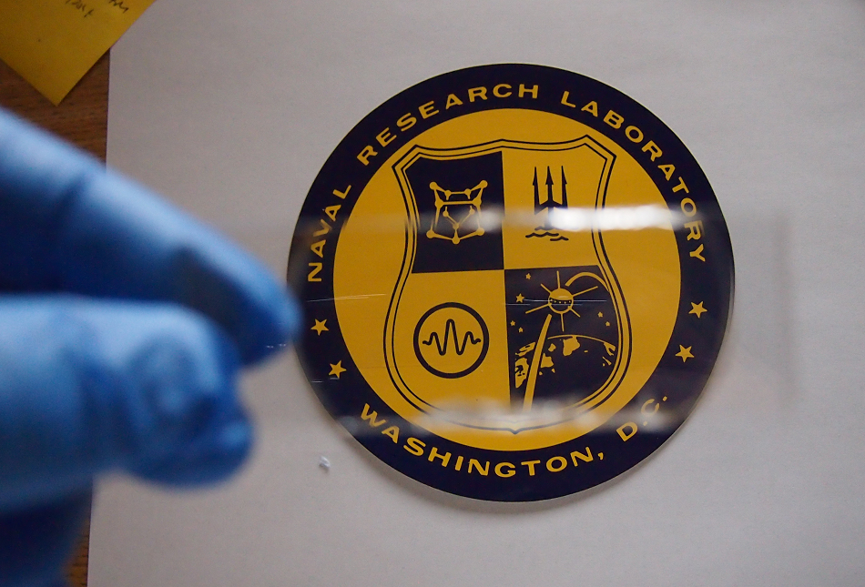 Průhledný materiál na neprůstřelné vesty (U.S. Naval Research Laboratory).