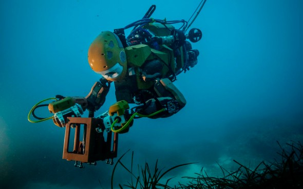 Podvodní humanoidní robot OceanOne při práci (foto Osada/Seguin/DRASSM).