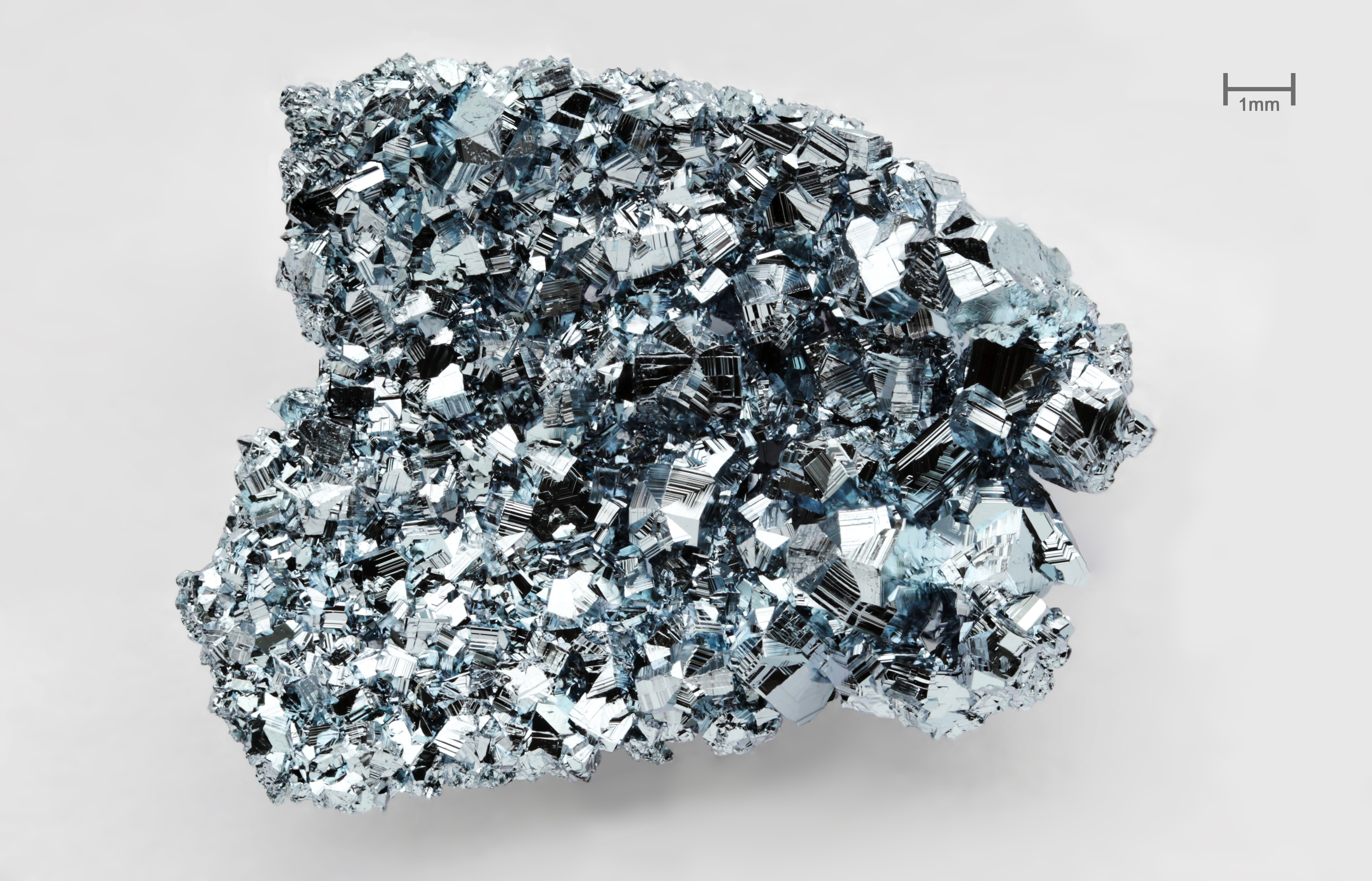 hexagonální krystalky osmia o čistotě 99,99% (via Wikimedia Commons, foto Alchemist-hp)