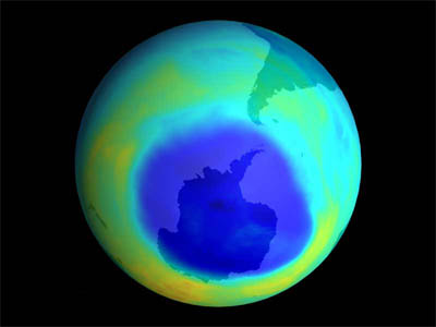 Modrá skvrna nad Antarktidou označuje ozonovou díru. Snímek byl vytvořen na základě údajů družice TOMS (Total Ozone Mapping Spectrometer), kterou vypustila NASA