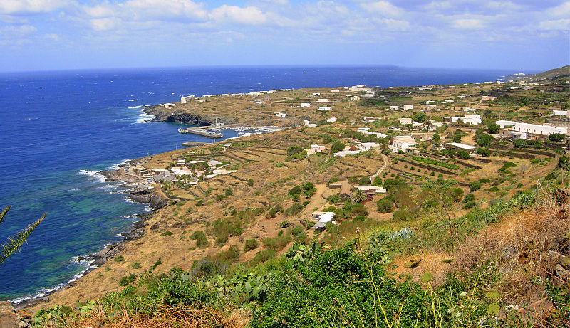 Současný vzhled Pantellerie, foto Goldmund100, GNU Free Documentation License, Ver. 1.2, Wikimedia Commons.