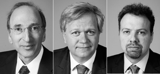 Zleva doprava Saul Perlmutter, Brian P. Schmidt a Adam G. Riess, copyright © Nobel Foundation 2011, foto Ulla Montan.