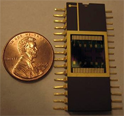 Sensor v porovnání s americkou jednocentovou mincí (foto UCSD)