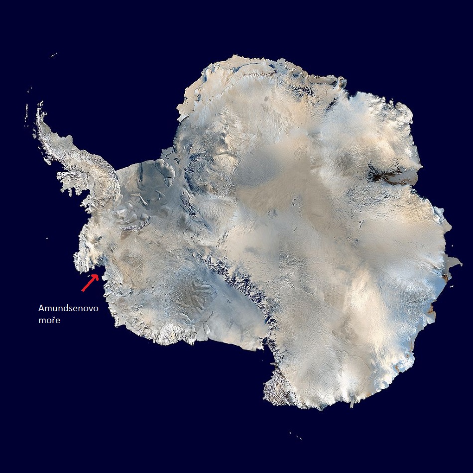 Na satelitním snímku Antarktidy označuje šipka polohu zátoky Pine Island (Pine Island Bay), do níž stéká ledovec Pine Island (Dave Pape, Public domain, via Wikimedia Commons).