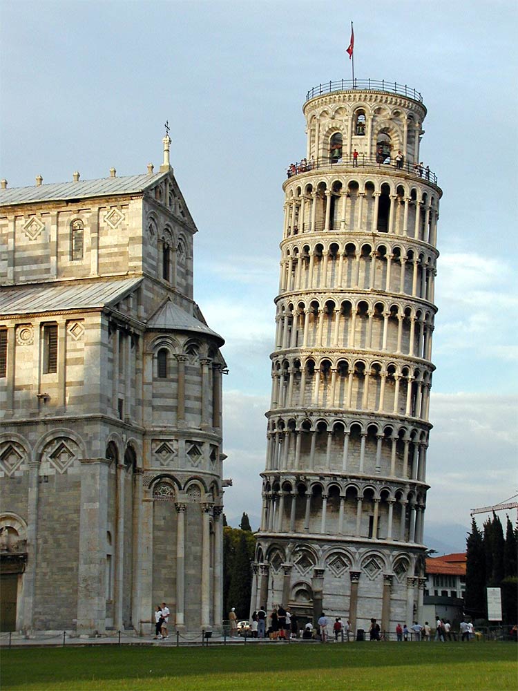 Šikmá věž v Pise (Torre Pendente), vlevo kněžiště (presbyterium) dómu Panny Marie Nanebevzaté (Duomo di Pisa), foto Softeis, CC-BY-SA-3.0, http://creativecommons.org/licenses/by-sa/3.0/, via Wikimedia Commons.