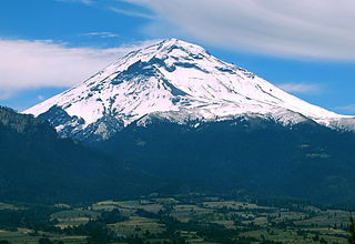 Popocatépetl od severozápadu ze vzdálenosti 12 km, 2.3.2011, foto  Alejandro Linares Garcia, Wikimedia Commons, licence Creative Commons.