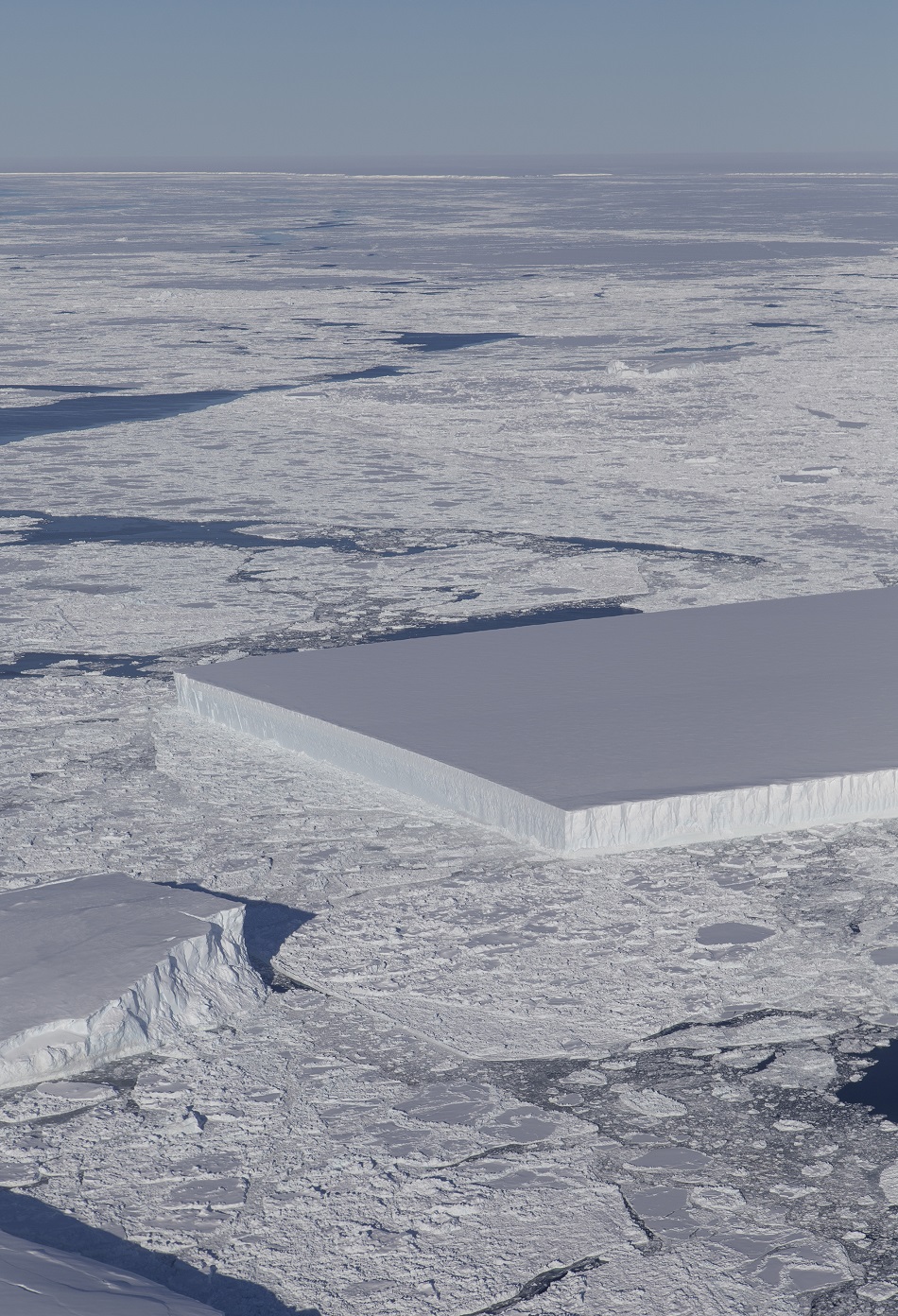 Pravoúhlý ledovec v antarktických vodách (foto NASA/Jeremy Harbeck).