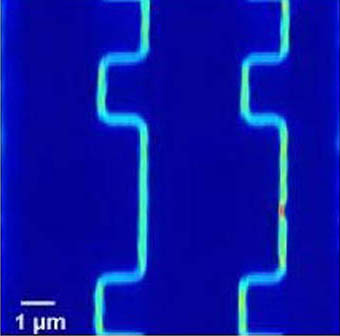 Snímek pořízený mikroskopem prof.Xiao. Vidíme dva vodiče, jimiž prochází proud. V polovině pravého vodiče se nachází defekt, znázorněný tmavší barvou.