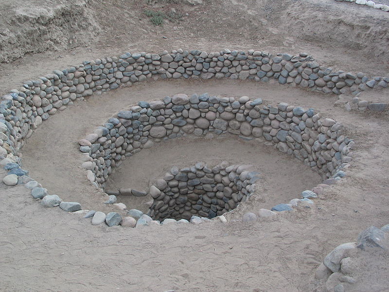 Vstup do podzemního zavodňovacího systému Puquios (foto Ab5602 roku 2009, via Wikimedia Commons).