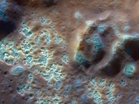 Snímek části dna kráteru Raditladi o průmměru asi 15 km (foto NASA).
