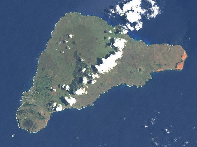 Snímek Velikonočního ostrova z družice, foto NASA. Nejdelší strana ostrova měří kolem 20 km.