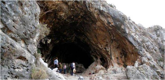 Vstup do jeskyně Raqefet v pohoří Karmel v severním Izraeli, foto Dani Nadel, CC BY 3.0, https://creativecommons.org/licenses/by/3.0, via Wikimedia Commons.