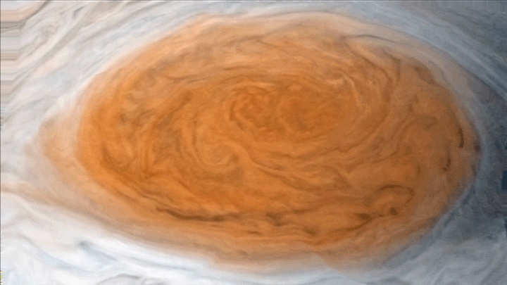 Rudá skvrna (angl.Giant Red Spot),  gigantický 2D vír v atmosféře Jupitera starý minimálně 300 let. Je dvakrát větší než Zeměkoule, obr.NASA/JPL-Caltech/SwRI/MSSS/Gerald Eichstadt/Justin Cowart.