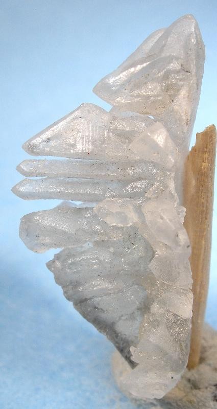 Ve vodě rozpustný minerál dusíku salmiak NH4Cl z Tádžikistánu, foto Rob Lavinsky, iRocks.com – CC-BY-SA-3.0, https://creativecommons.org/licenses/by-sa/3.0, via Wikimedia Commons. Krystaluje v krychlové soustavě.
