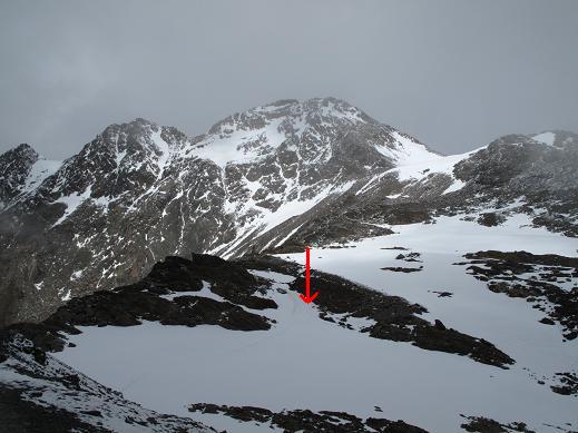 Sedlo Tisenjoch v Ötzatálských Alpách, ve kterém zahynul Similaunský člověk zvaný Ötzi ve výši 3.210 m n.m. Šipka označuje místo jeho nálezu. Fotografie pořízena v červenci 2011.