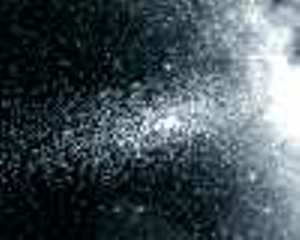 Trpasličí eliptická galaxie v souhvězdí Střelce, vpravo silně zářící Galaxie Mléčné dráhy, Atlas of the Universe, CC BY-SA 2.5, https://creativecommons.org/licenses/by-sa/2.5/deed.en, https://commons.wikimedia.org/wiki/File:S_sgrdw1.jpg .