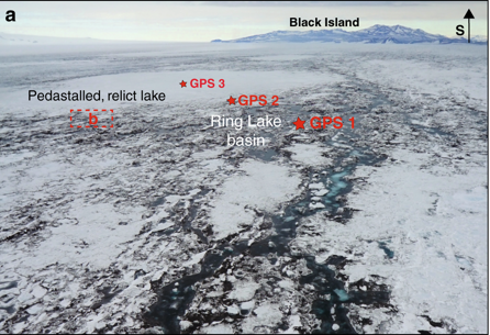 Louže na povrchu pobřežního ledu v Antarktidě,  A.F.Banwell et al., Direct measurements of ice-shelf flexure caused by surface meltwater ponding and drainage, Nature Communications, volume 10, Article number: 730, 2019, CC BY 4.0, https://creativecommons.org/licenses/by/4.0/.