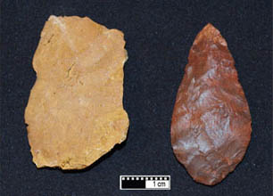 Porovnání nevypáleného (vlevo) a nástroje z vypáleného silkretu, Kyle Brown/South African Coast Paleoclimate, Paleoenvironment, Paleoecology, Paleoanthropology Project (SACP4).