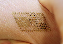 Mikroelektronický obtisk na kůži (foto John A. Rogers, University of Illinois)