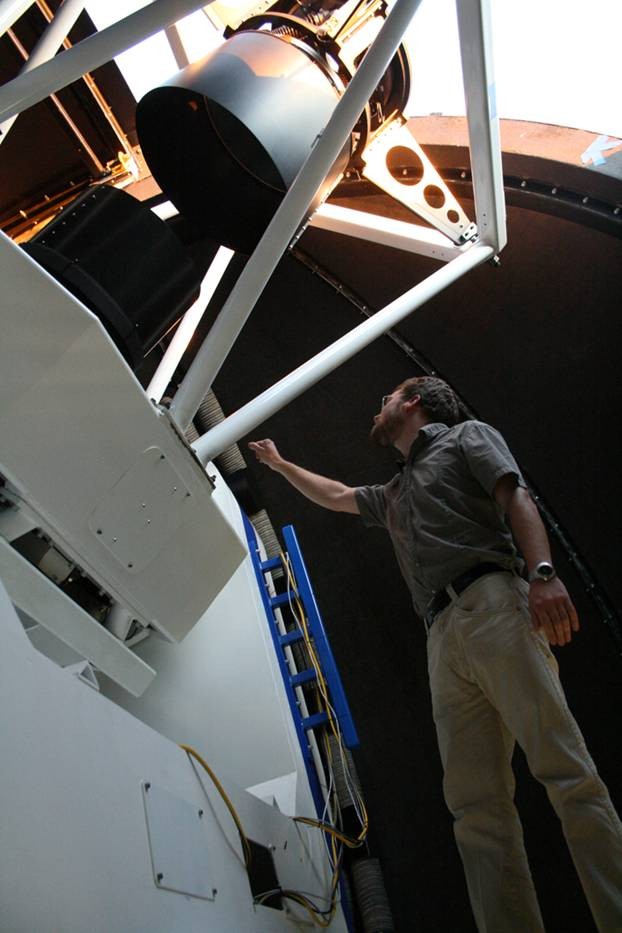 Dr.Keller s teleskopem SkyMapper, obr. Australian National University