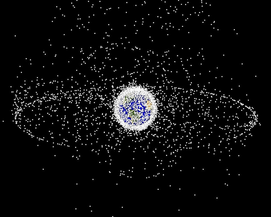 Rozložení úlomků starých družic a raket v okolí Země (NASA image, NASA Orbital Debris Program Office, photo gallery, Public domain, via Wikimedia Commons).