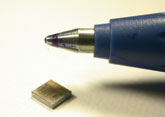 Senzor speck v porovnání s hrotem propisovací tužky