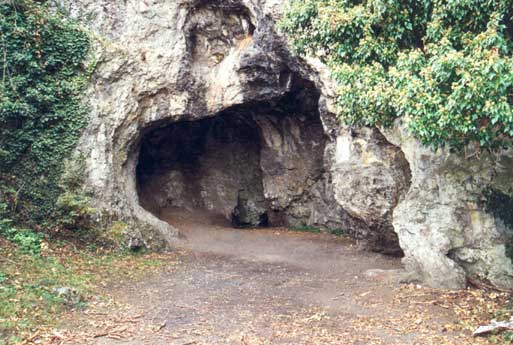 Vstup do belgické jeskyně Spy, foto Krocat at nl.wikipedia, CC-BY-SA-3.0 (http://creativecommons.org/licenses/by-sa/3.0/), via Wikimedia Commons