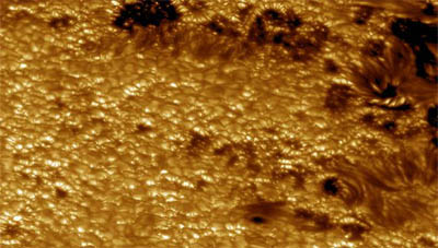 Snímek povrchu Slunce v nepravých barvách. Jednotlivé rozlišitelné bubliny mají průměr 1000 km. 