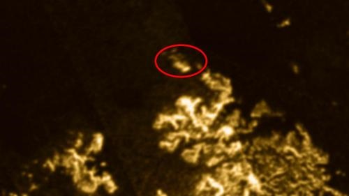 Červený kroužek označuje dočasný útvar na povrchu Titanu, foto v nepravých barvách NASA/JPL-Caltech/ASI/Cornell.