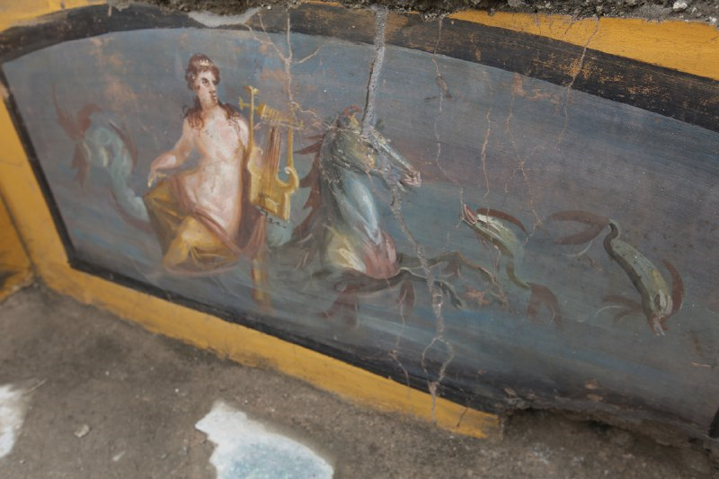 Freska na zděném pultu rychlého občerstvení z Pompejí. Vidíme na ní Nereidku jedoucí v moři na hipokampu, napůl koni, napůl rybě, http://pompeiisites.org/en/comunicati/the-thermopolium-of-regio-v/.