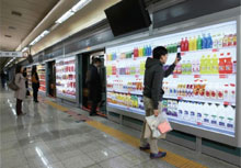 Korejec nakupující ve virtuálním supermarketu (foto Tesco).