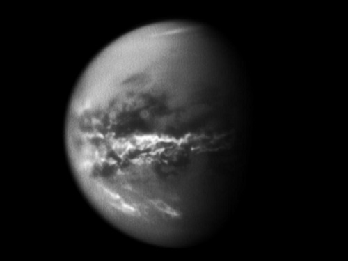 Snímky oblaků v rovníkové oblasti Titanu (foto  NASA/JPL/SSI)