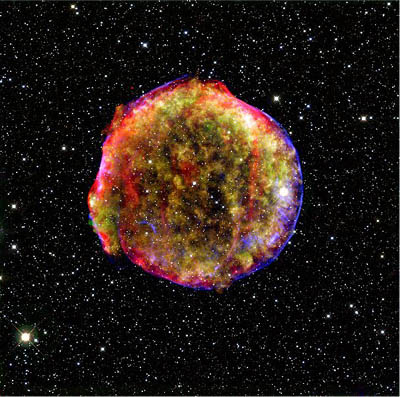 Snímek zbytků po výbuchu supernovy SN 1572 v rentgenovém a infračerveném záření, obr.NASA.