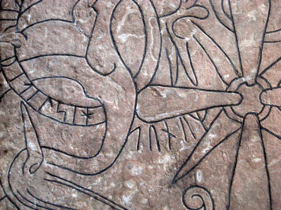 Detail runového kamene U395 vytesaného kolem roku 1100 se zmínkou o Sigtuně, (Sigtuna muzeum, CC BY-SA 3.0, https://creativecommons.org/licenses/by-sa/3.0, via Wikimedia Commons).