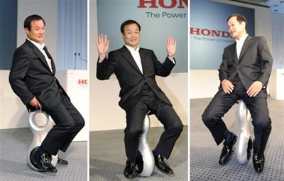 Předseda představenstva společnosti Honda Motor Takanobu Ito při jízdě na U3-X (foto Honda Motors)