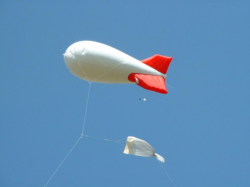 Upoutaný heliem plněný balon s entomologickou síťkou v podvěsu, foto Ian Woiwod.