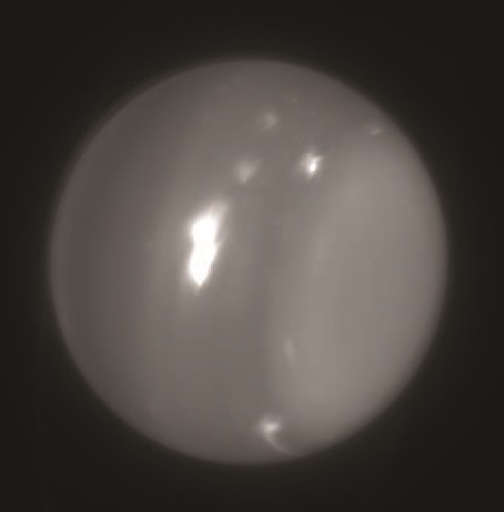 Světlé skvrny představují bouře (foto Imke de Pater (UC Berkeley) & Keck Observatory). Snímek byl pořízen v infračerveném světle o vlnových délkách 1,6 - 2,2 mikrometru.