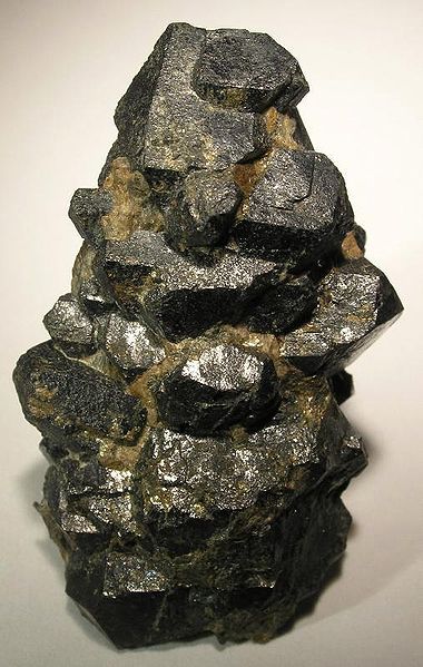 Vzorek minerálu uraninitu z dolu Chestnut Flats Mine ve Spruce Pine v Severní Karolíně, foto Rob Lavinsky, iRocks.com – CC-BY-SA-3.0, via Wikimedia Commons.