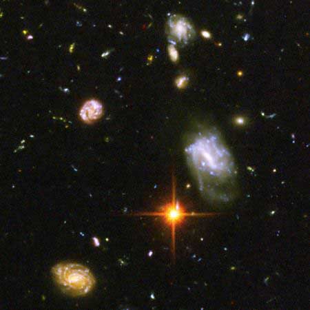 10.000 galaxií z dávné minulosti vesmíru. Plocha obrázku odpovídá asi deseti Měsíce v úplňku (foto NASA).