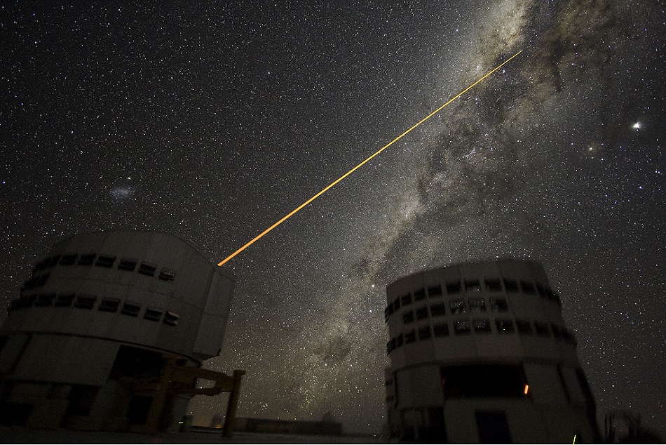 Laser z kopule  Very Large Telescope Evropské jižní observatoře v severním Chile na hoře Paranal excituje kvůli kalibraci atomy sodíku v horních vrstvách atmosféry (Yuri Beletsky, CC BY 4.0, https://creativecommons.org/licenses/by/4.0, via Wikimedia Commons).