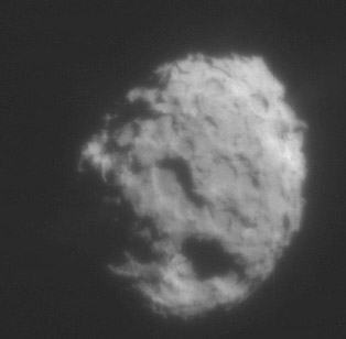 Jeden ze snímků jádra komety Wild 2 pořízený sondou Stardust (foto NASA)