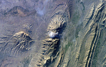 Družicový snímek íránského pohoří Zagros s vysokým obsahem sádrovce, foto NASA.