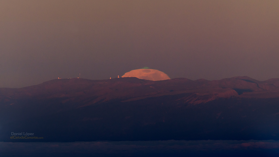 zelený paprsek při východu Měsíce 2.6.2015 na ostrově La Palma, foto Daniel López
