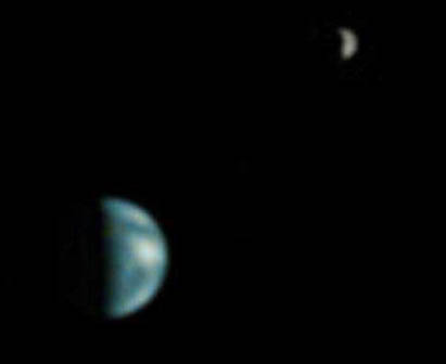 Zemi najdeme vlevo dole, Měsíc vpravo nahoře (foto NASA)